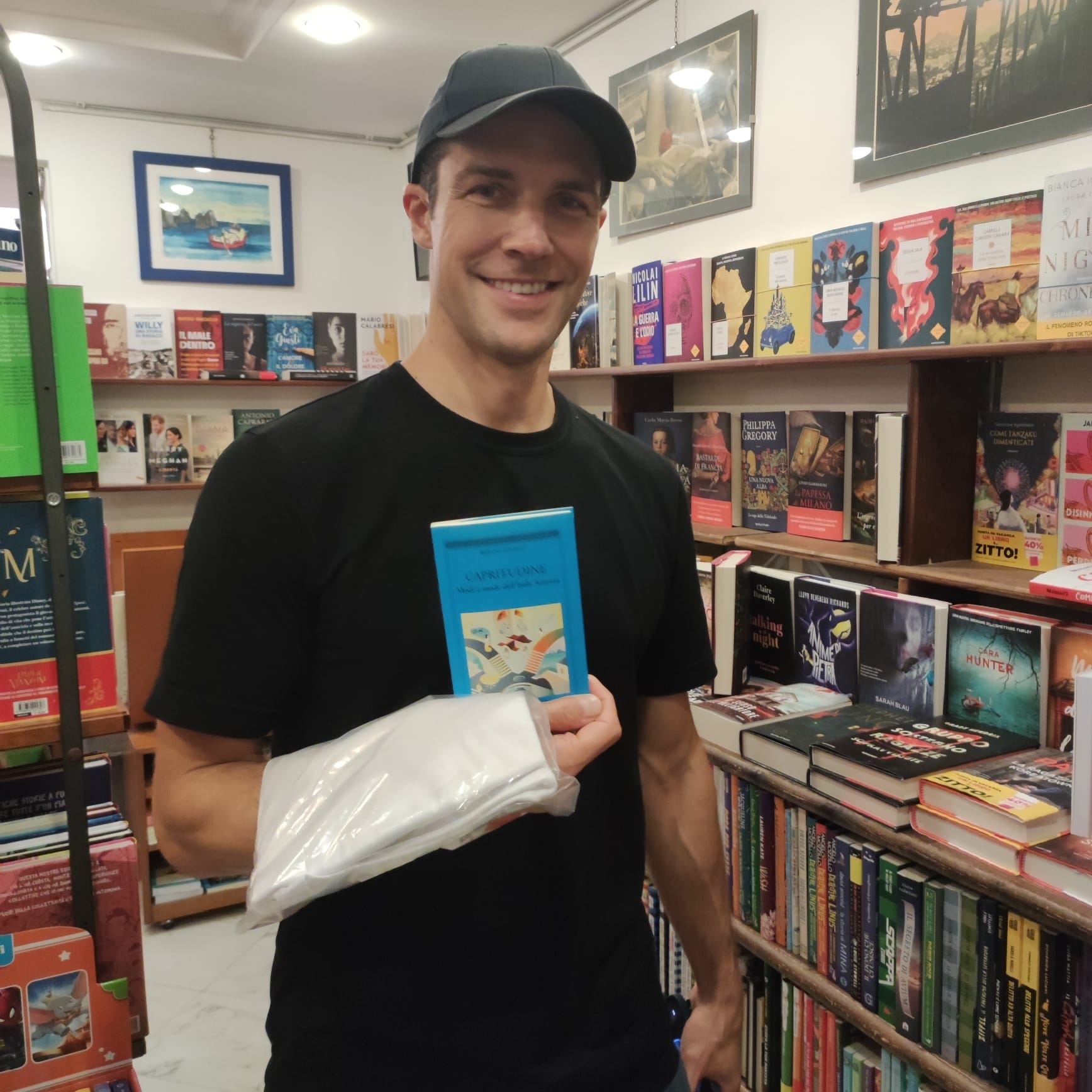 Roberto Bolle a Capri, la foto con il libro “Capritudine”