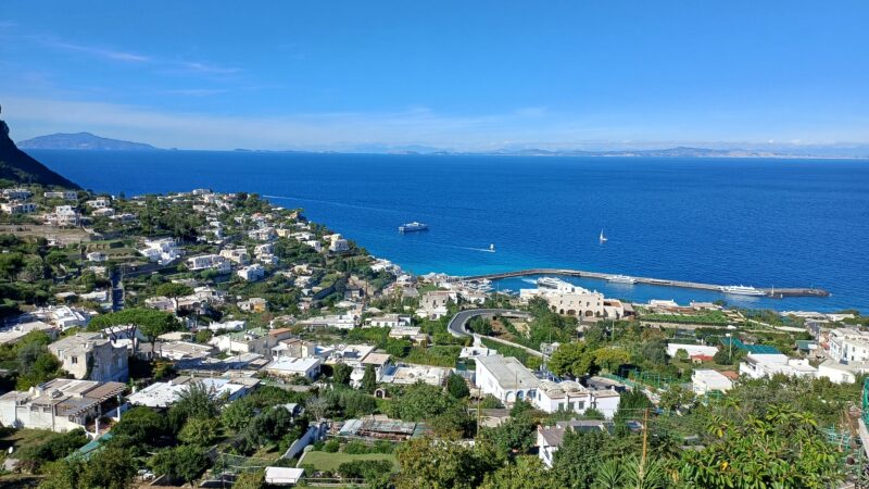Abusivismo edilizio a Capri: ordinanza di demolizione per un manufatto di 46 mq in via San Francesco