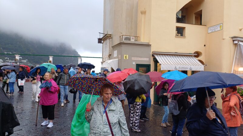 La pioggia autunnale non ferma i turisti: tanti gruppi a Capri nonostante il maltempo