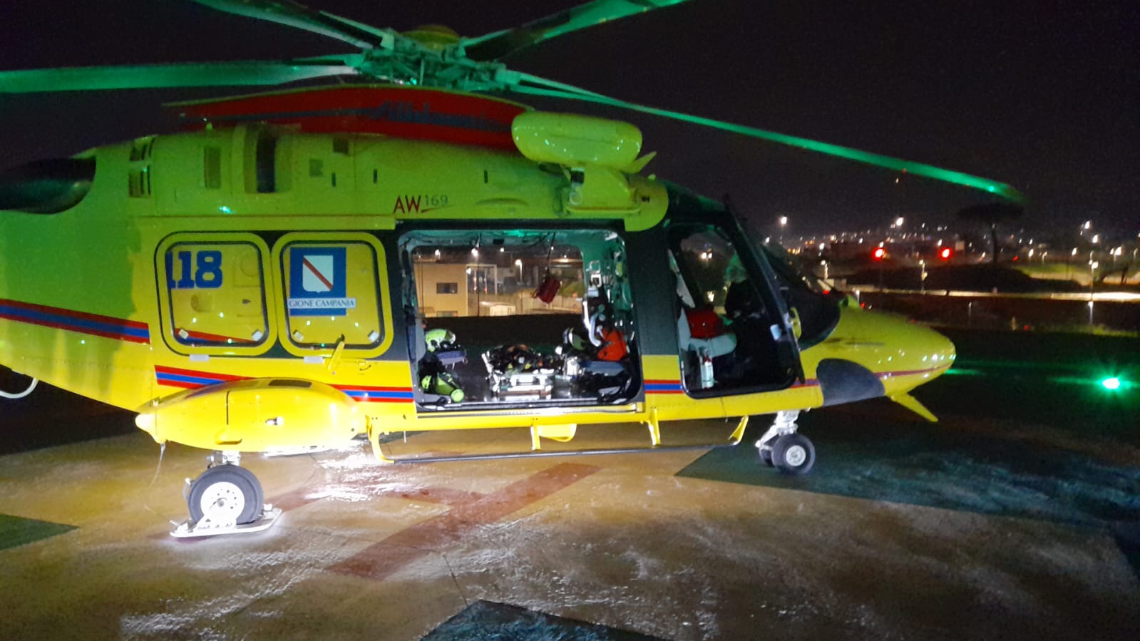Anche un trasferimento con elisoccorso da Capri a Napoli in una giornata difficile sotto il profilo meteo