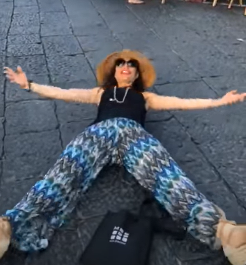 Video story: quando Naike Rivelli e Ornella Muti fecero lo show nella Piazzetta di Capri (2018)