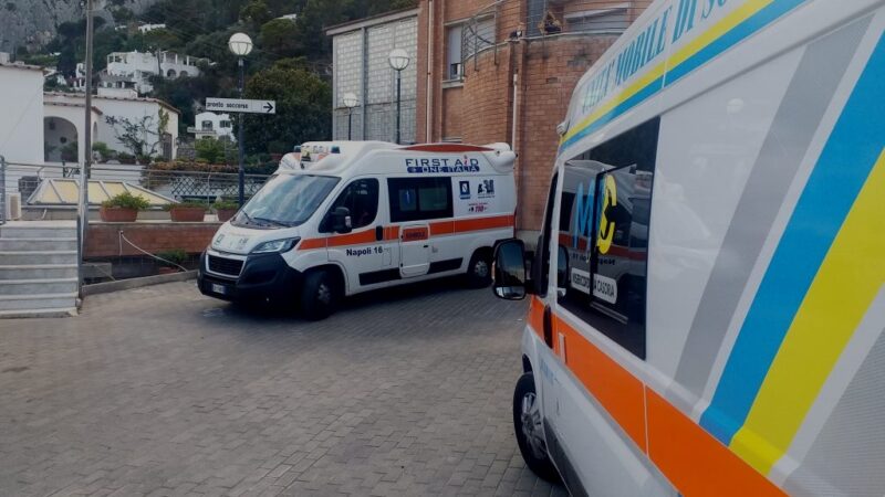 Incidente in un ristorante di Capri: ustioni alle braccia per un dipendente, trasferito a Napoli con l’elisoccorso
