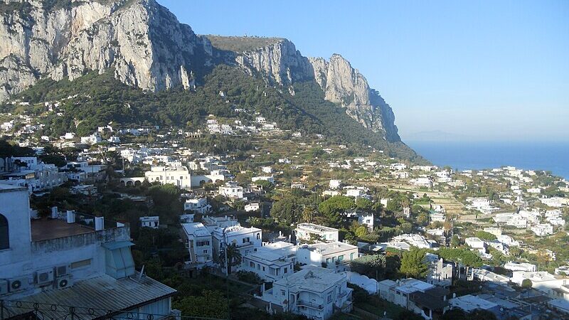Irregolarità amministrative in una struttura ricettiva a Capri, scatta la sanzione