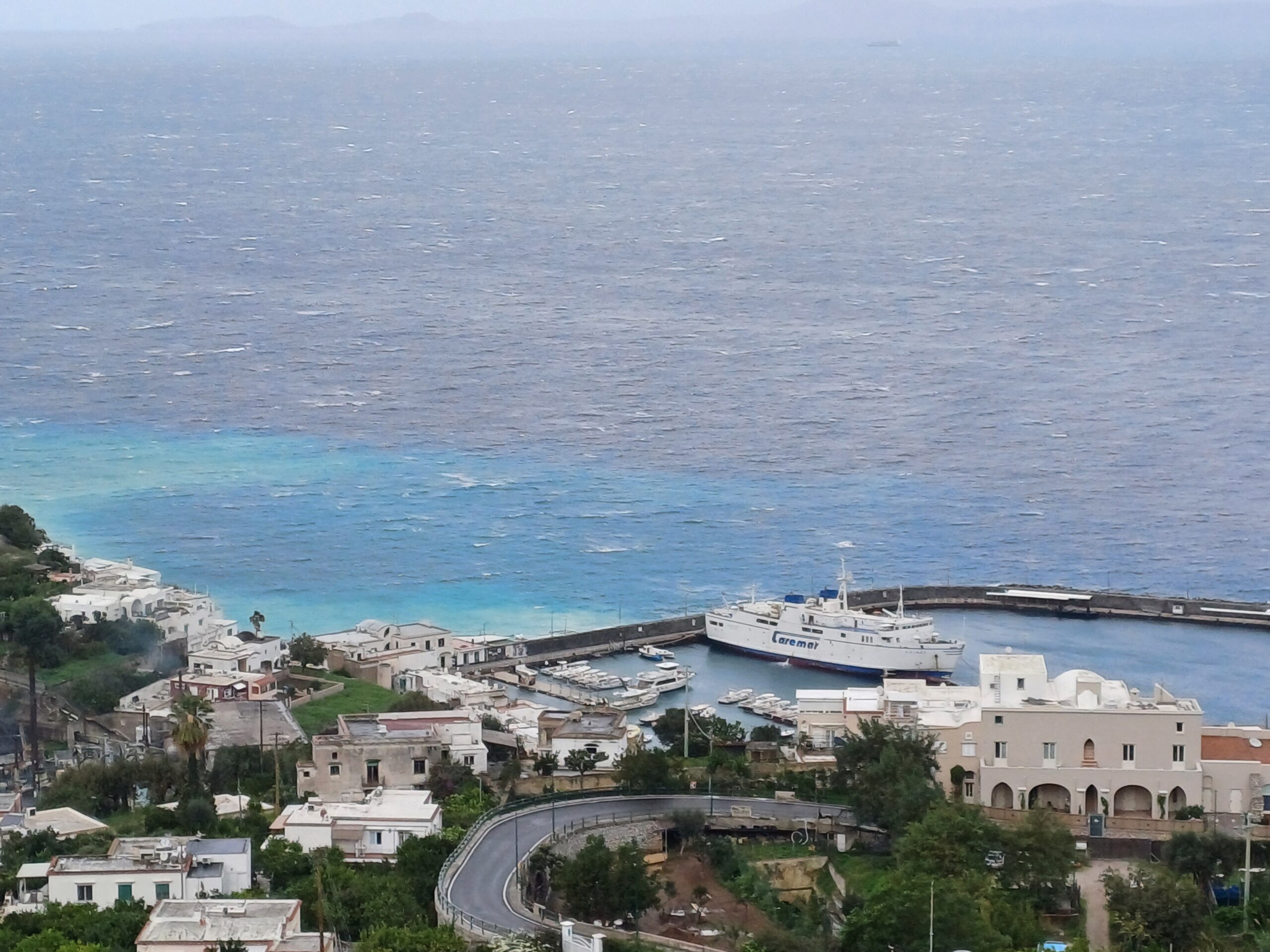 Collegamenti marittimi con Capri: ecco tutti gli orari invernali di Caremar e Gescab
