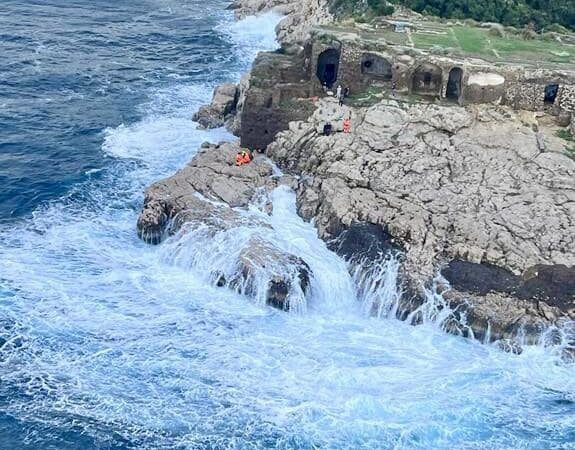 Pescatore travolto dal mare in tempesta a Sorrento, soccorsi giunti anche da Capri. Il racconto e le immagini dall’elicottero