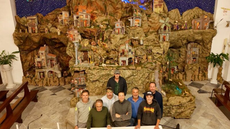 VIDEO – Magia del Natale a Capri: la suggestiva atmosfera del presepe di fine ‘800 nella chiesa di San Costanzo