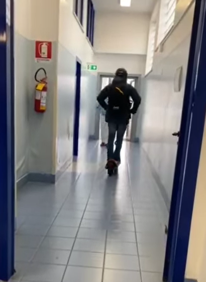La denuncia di Borrelli: “Qualcuno gira all’interno dell’ospedale di Capri in monopattino, intervenga la direzione sanitaria”