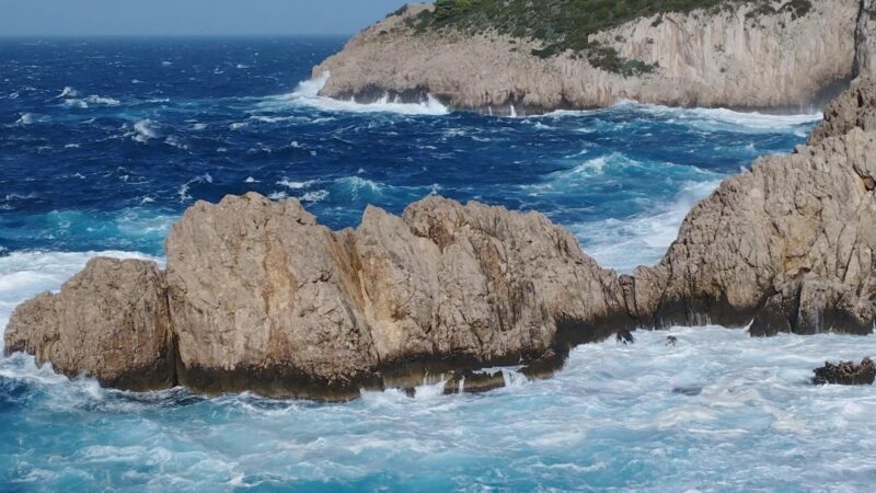 Le foto della mareggiata al Faro di Punta Carena