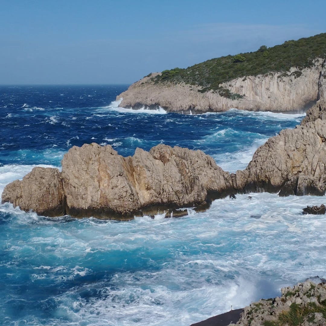 Le foto della mareggiata al Faro di Punta Carena