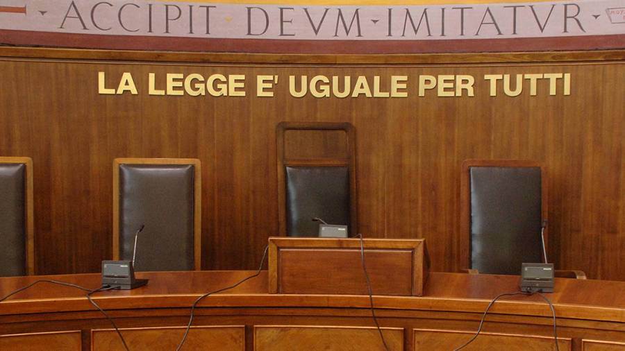 Falsa attestazione nel ripristino di abusi edilizi e frode processuale a Capri: condannati in appello un ex tecnico comunale e un costruttore, imprenditore patteggia