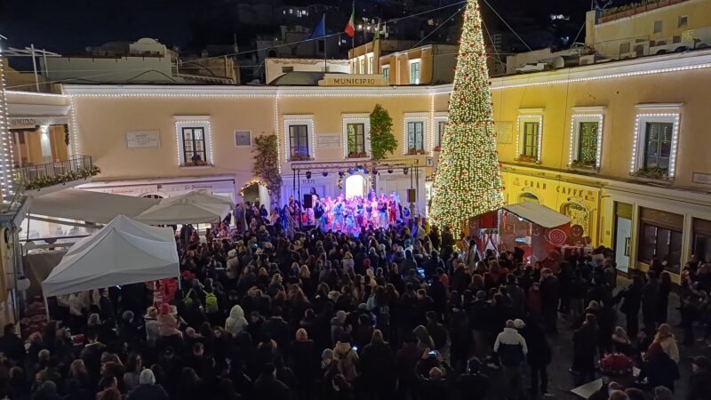Accensione delle luminarie di Natale ed esibizione della “Bella Capri” (foto e video)