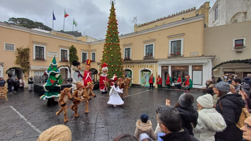 Parata di Babbo Natale tra musica e danze nelle strade di Capri (foto e video)