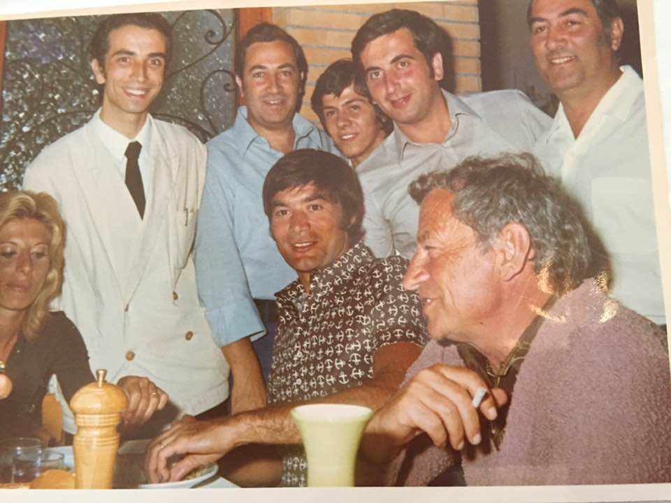 La scomparsa di Totonno Juliano storica bandiera del Napoli, habitué di Capri. La foto-ricordo degli anni ’70
