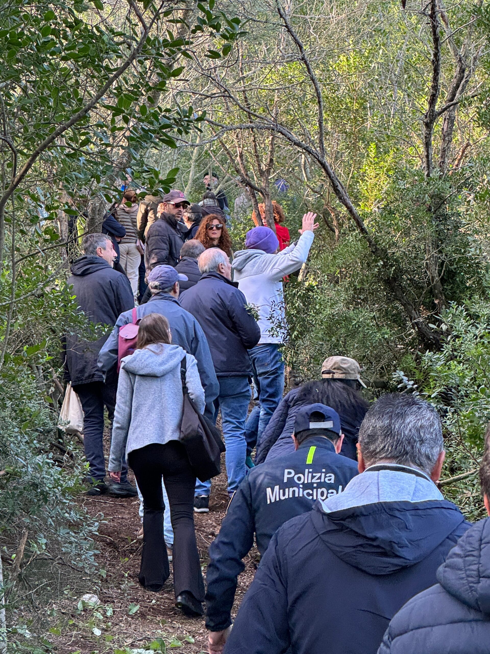 Flash mob contro il disboscamento selvaggio tra la piana delle noci e il Semaforo a Capri (video e foto)