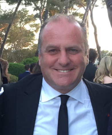 Alberghi chiusi sull’isola nelle festività, Vicedomini polemico dal palco di “Capri Hollywood”. E cita Pino Daniele