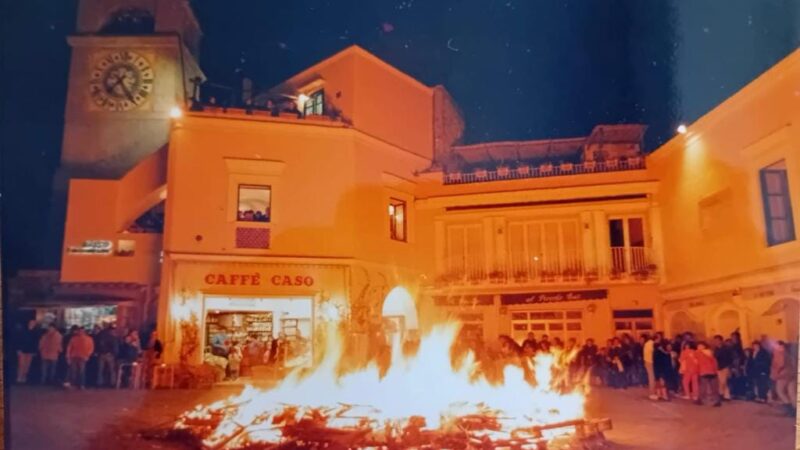 La fotonotizia e le tradizioni del passato: quando in piazza a Capri protagonista era il “fucarazzo”
