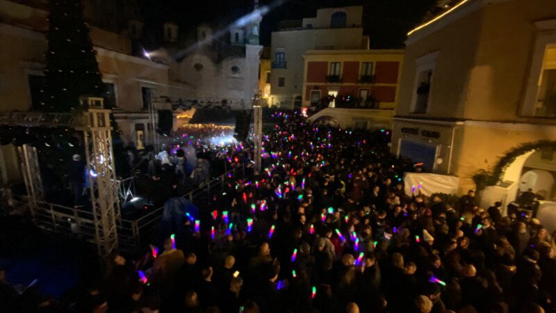 Capodanno a Capri: i festeggiamenti in Piazzetta per l’arrivo del 2024 (photogallery e video)