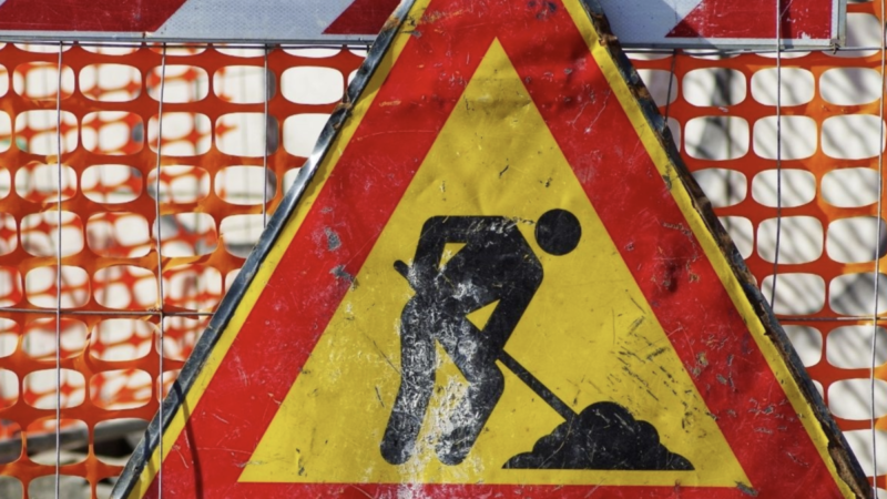 Al Comune di Capri non ci sono operai per la manutenzione delle strade, la soluzione dell’Amministrazione: territorio diviso in zone e affidamento a ditte edili pronte a intervenire entro 24 ore
