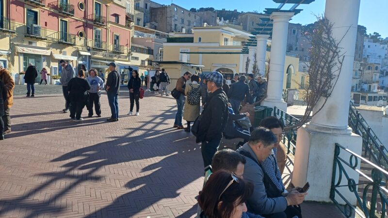 Sole e temperatura gradevole, febbraio con i turisti a Capri. Le foto dalla Piazzetta