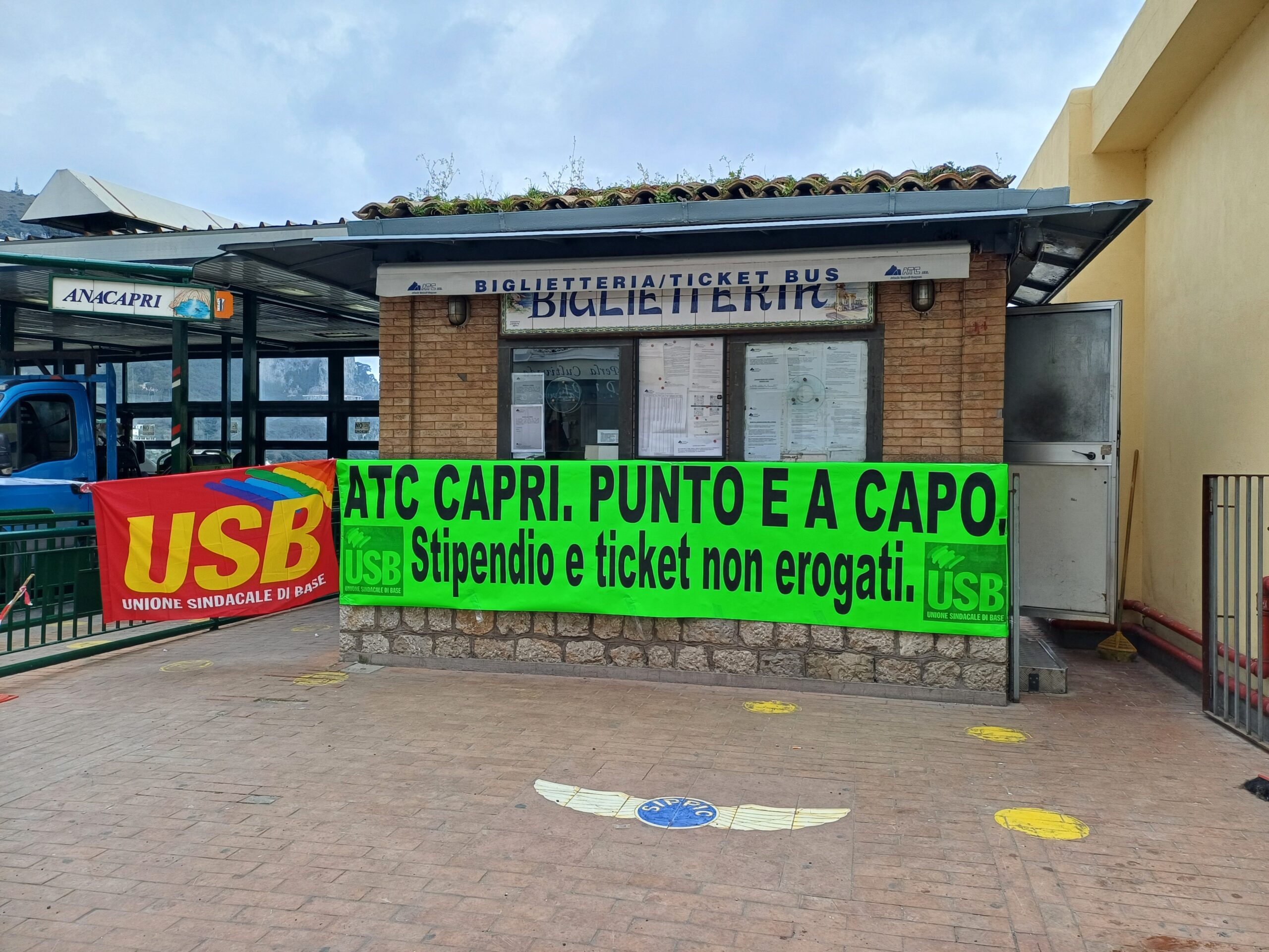 Sciopero sull’isola di Capri: fermi i bus Atc. Spunta uno striscione: “Punto e a capo”