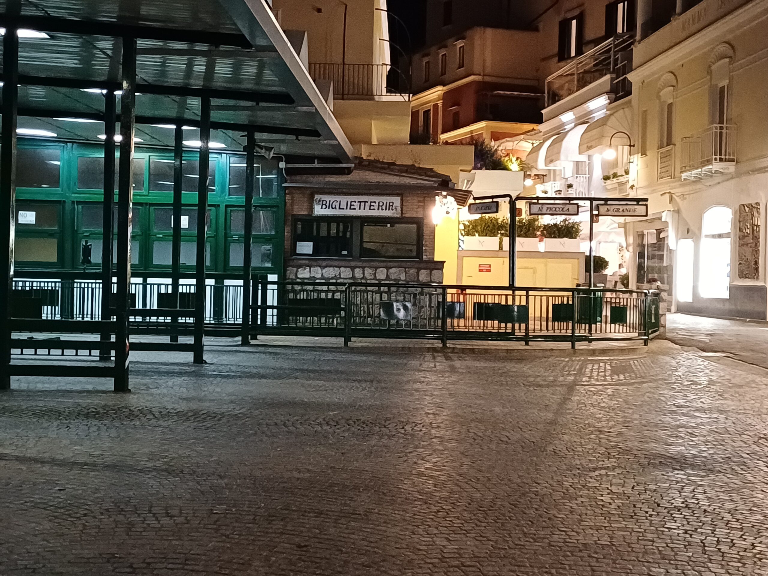 Capolinea dei bus desolatamente vuoto, continua a oltranza la protesta degli autisti Atc, forti disagi per l’utenza. Convocata d’urgenza riunione in Prefettura