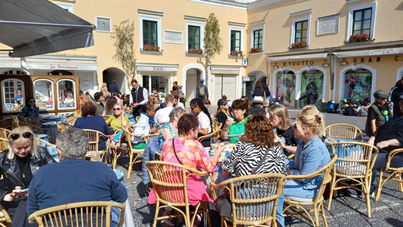 “Esplode” la primavera, i turisti si godono le belle giornate. Photogallery dalla Piazzetta di Capri