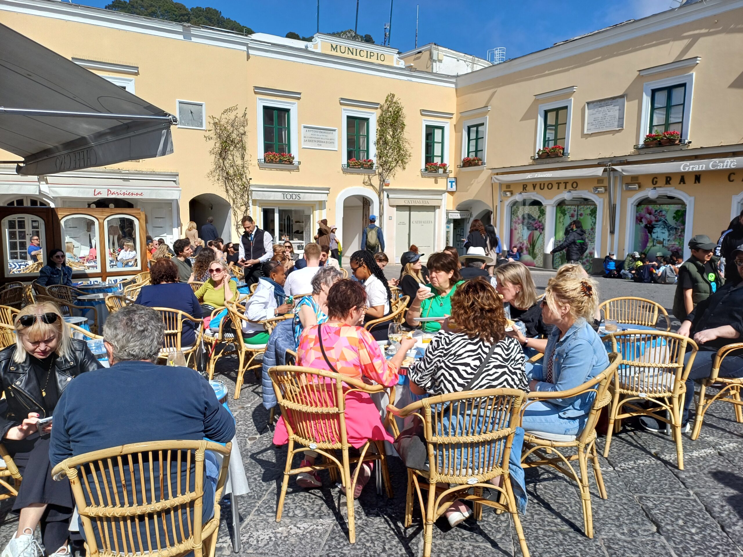 “Esplode” la primavera, i turisti si godono le belle giornate. Photogallery dalla Piazzetta di Capri
