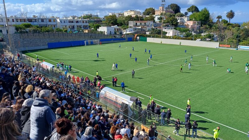 Stadio di Capri gremito per la partita della Nazionale Italiana Cantanti