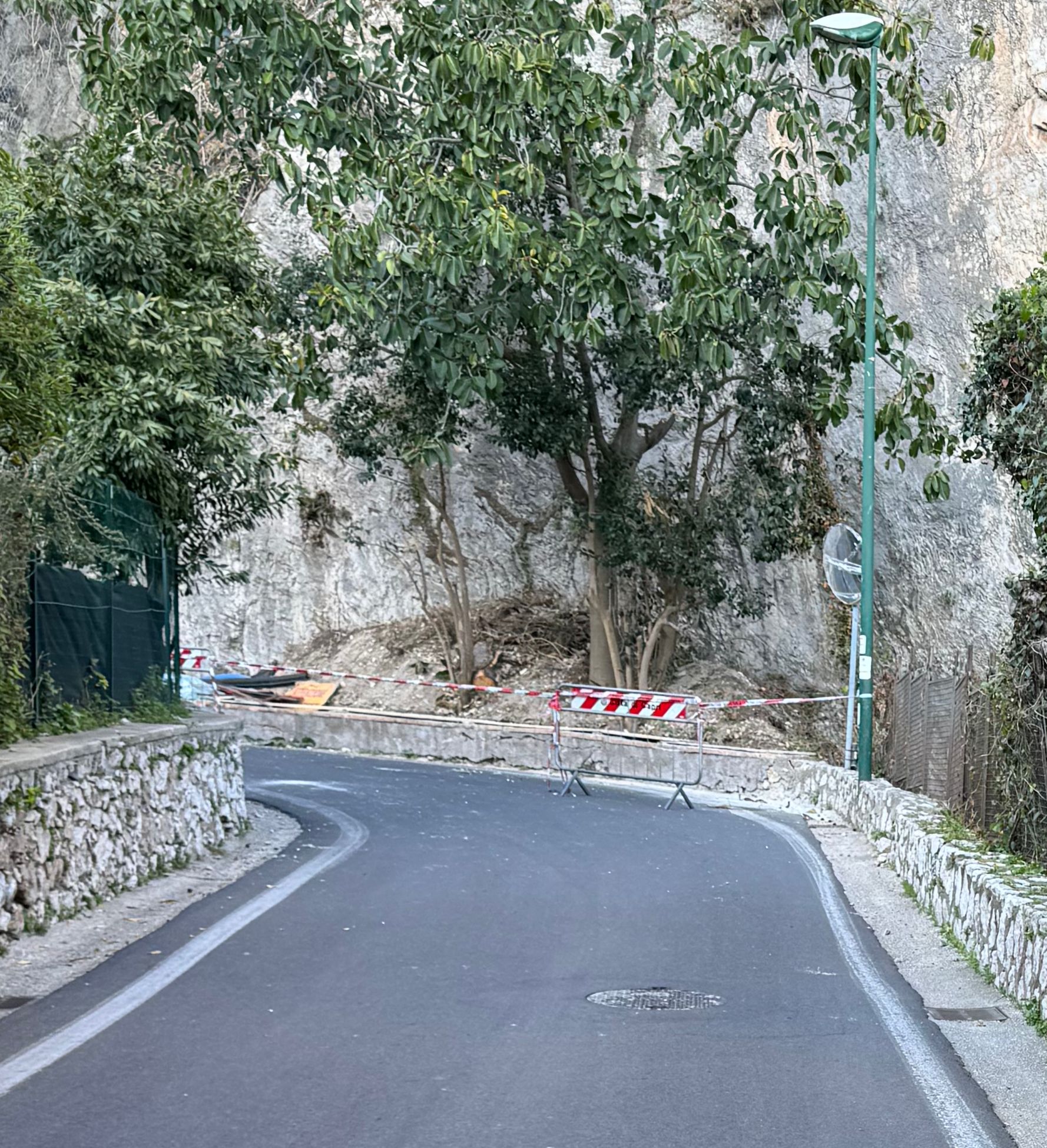 Completati gli interventi di posa in opera della rete paramassi, totalmente riaperta via Marina Piccola