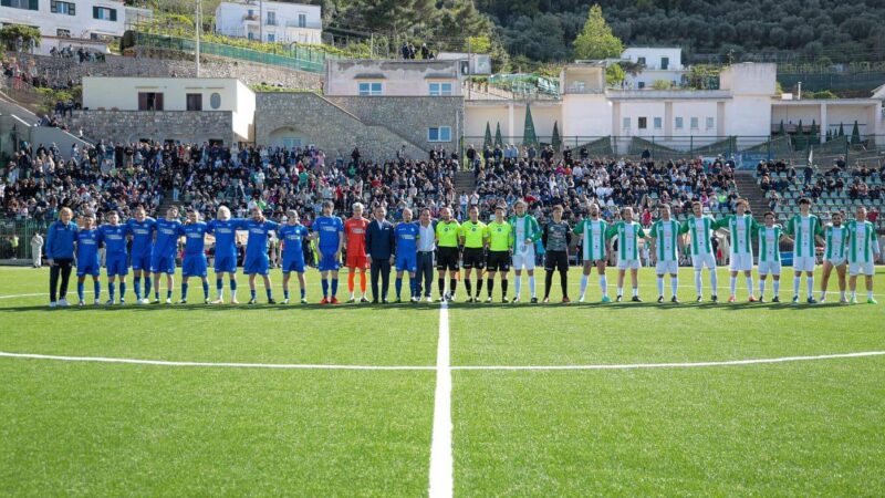 Le foto delle due squadre che si sono esibite alla partita del grande cuore di Capri davanti a un’eccezionale cornice di pubblico
