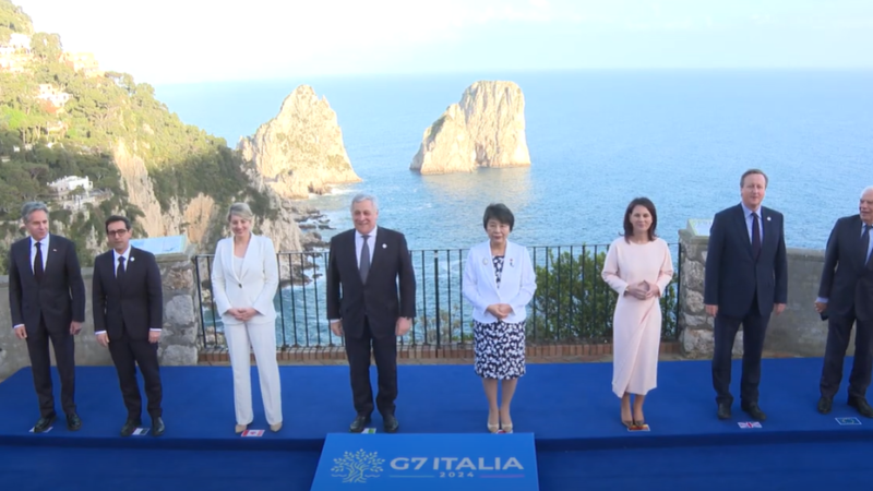 G7: tutti i ministri in posa per la foto di gruppo sulla terrazza panoramica a Capri, le immagini fanno il giro del mondo