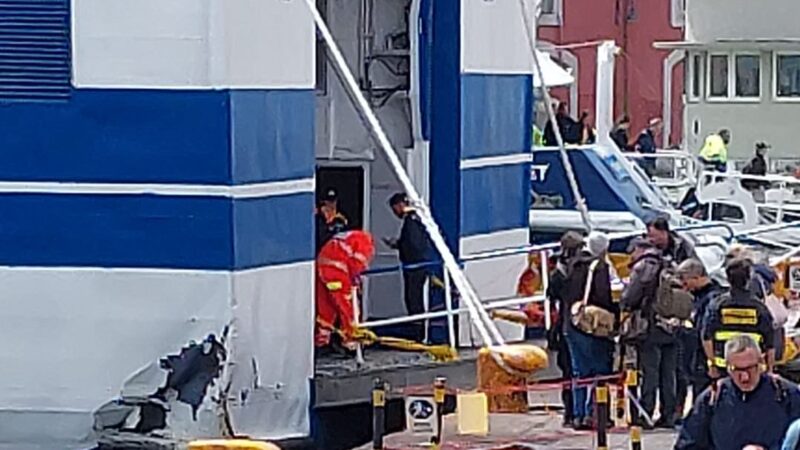 Incidente nave al porto di Napoli, l’Asl: trenta persone finora in ospedale, un codice rosso e numerosi gialli e verde