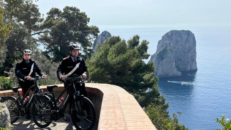 Il territorio di Capri pattugliato anche in bici: la foto diventa virale sulle pagine social dei Carabinieri