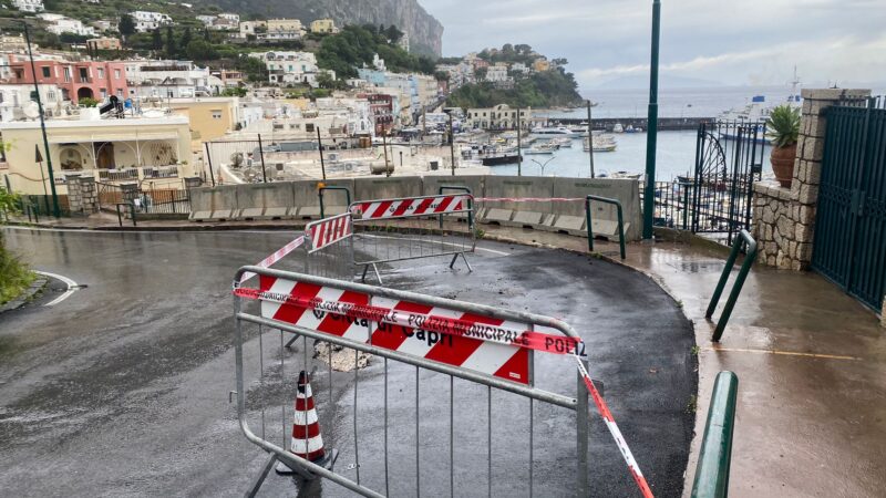 Dissesto stradale e pericolo in via Don Giobbe Ruocco