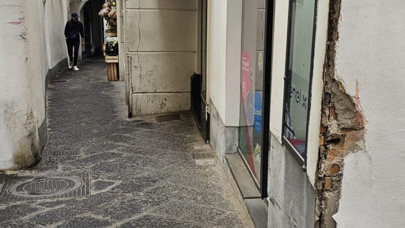 Carrelli “pazzi” nel centro di Capri, guardate in che condizioni hanno ridotto questo muro