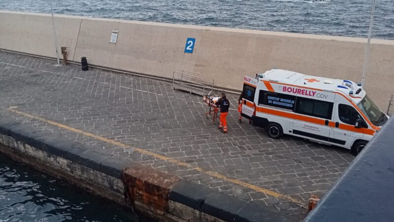 Paura per un passeggero colto da malore sulla motonave Virgo tra Capri e Sorrento, soccorsi tempestivi