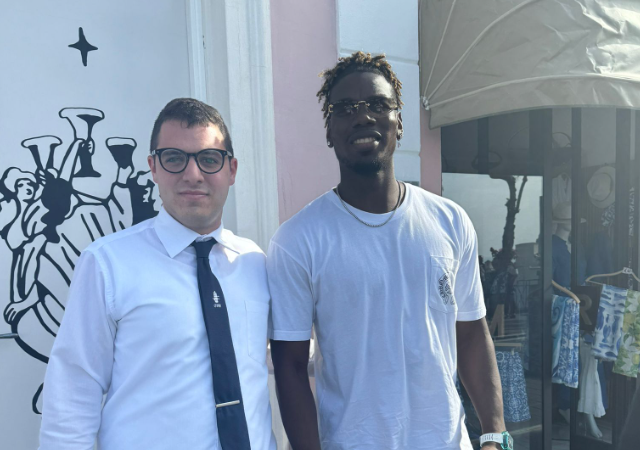Paul Pogba in vacanza a Capri, passeggiata e foto con i fan