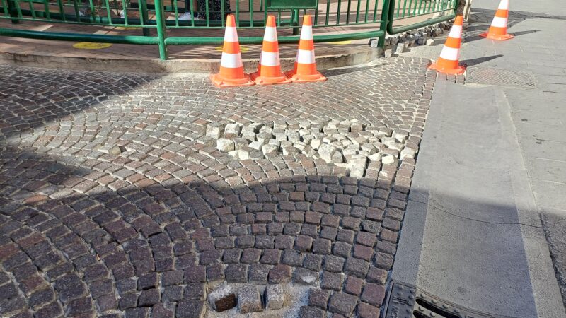 Pericolo in piazza Martiri d’Ungheria a Capri: “saltati” i sampietrini