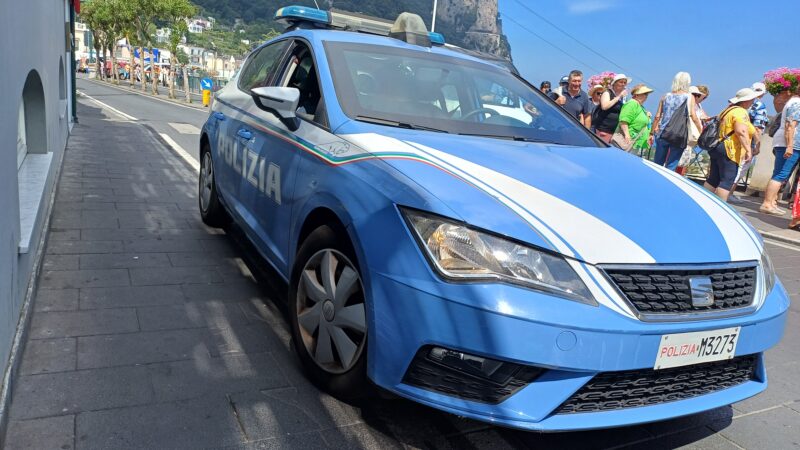 Incursioni notturne e vandalismi all’istituto Ippolito Nievo di Capri: la Polizia individua gli autori, denunciati sette minorenni