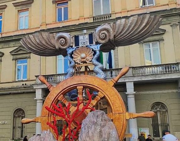 Capri con i suoi iconici Faraglioni approda alla festa dei Gigli di Nola