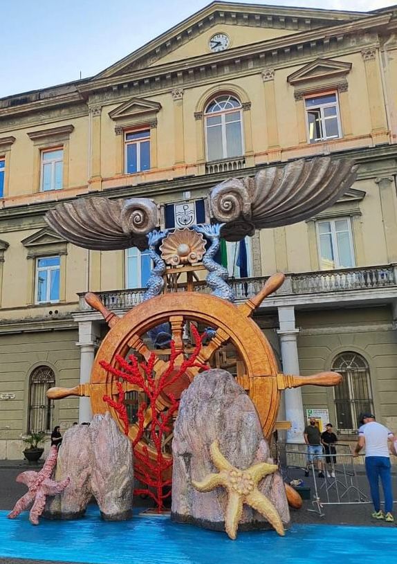 Capri con i suoi iconici Faraglioni approda alla festa dei Gigli di Nola