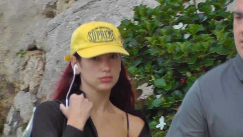 Dua Lipa a Capri: il video dell’arrivo al Punta Tragara