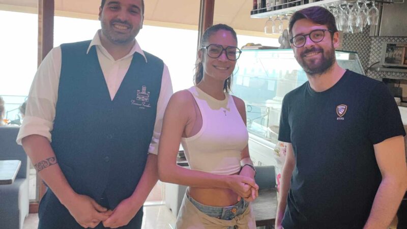 Elodie a Capri: la foto al bar Funicolare