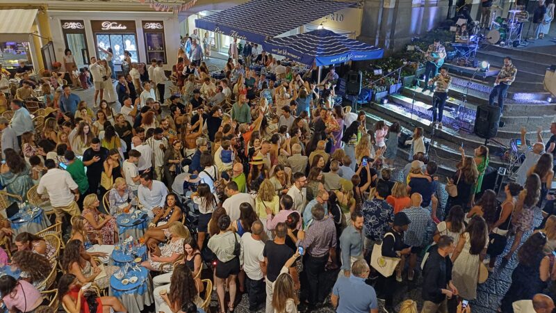 La rassegna “Emozioni d’estate” al via con la festa del 4 luglio nella Piazzetta di Capri (photogallery)