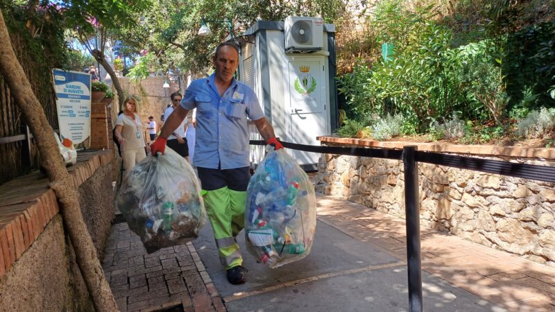 Operatori della “Capri Servizi” al lavoro per tenere il territorio pulito e sistemato