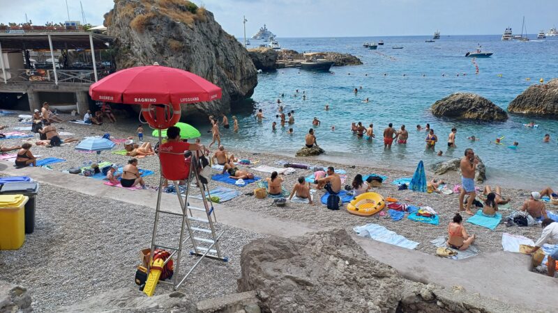Baywatch sulle spiagge libere, novità assoluta per Capri: già numerosi interventi di soccorso e assistenza (photogallery)