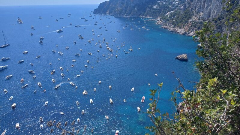 Con l’avvio dell’installazione della barriera di boe molte meno barche sotto costa tra Marina Piccola e i Faraglioni