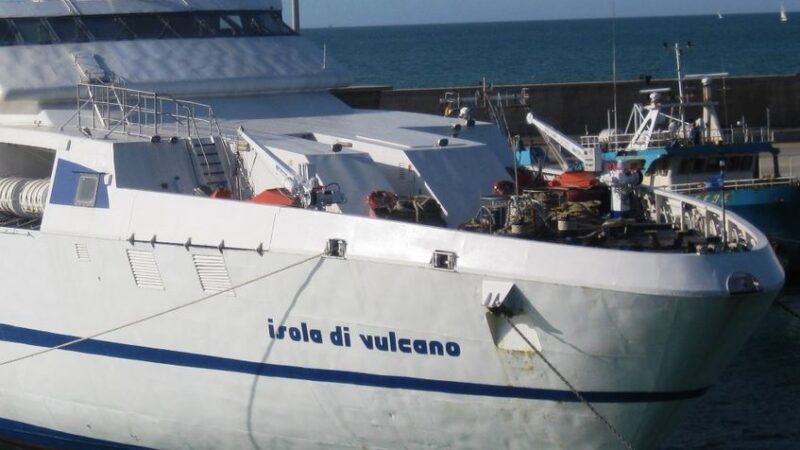 La segnalazione: “Servizio bar chiuso sulla nave veloce, nemmeno una bottiglietta d’acqua i passeggeri possono acquistare”
