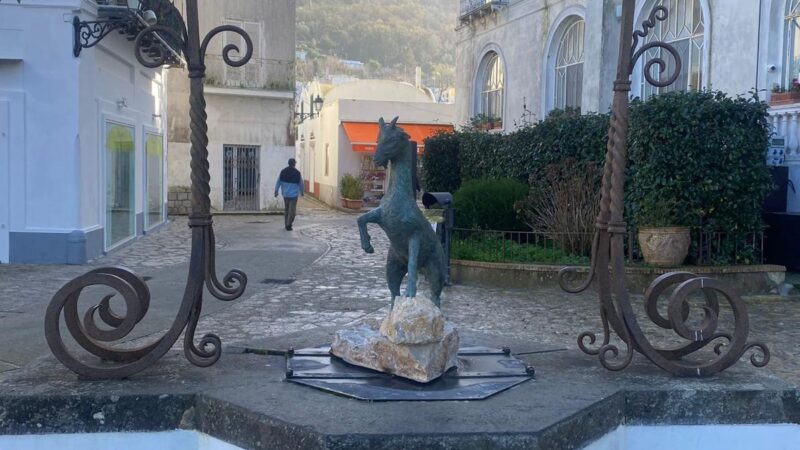 In Piazza Cerio la capretta e la campanella portafortuna realizzate dall’artista anacaprese Raffaello Rubino