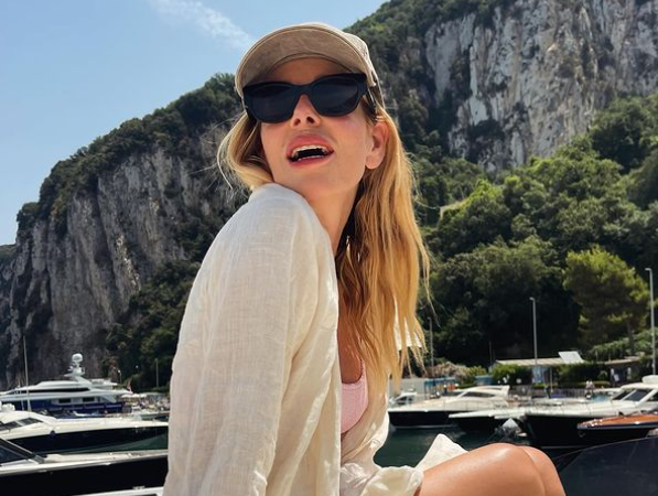 La Marcuzzi a Capri tra tintarella, mare e tour d’arte alla Certosa